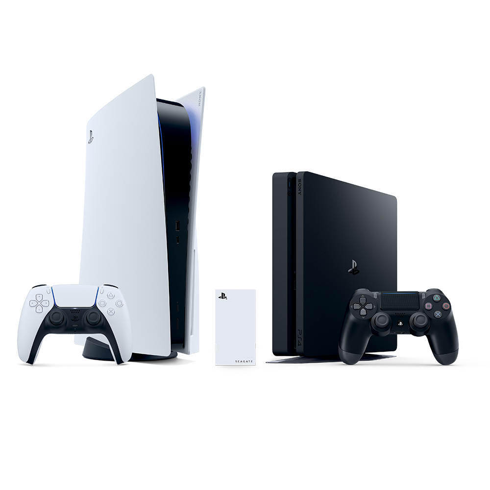 L'immagine mostra una PS5 bianca, una PS4 nera, due controller e un disco rigido esterno Seagate bianco, tutto su sfondo bianco.