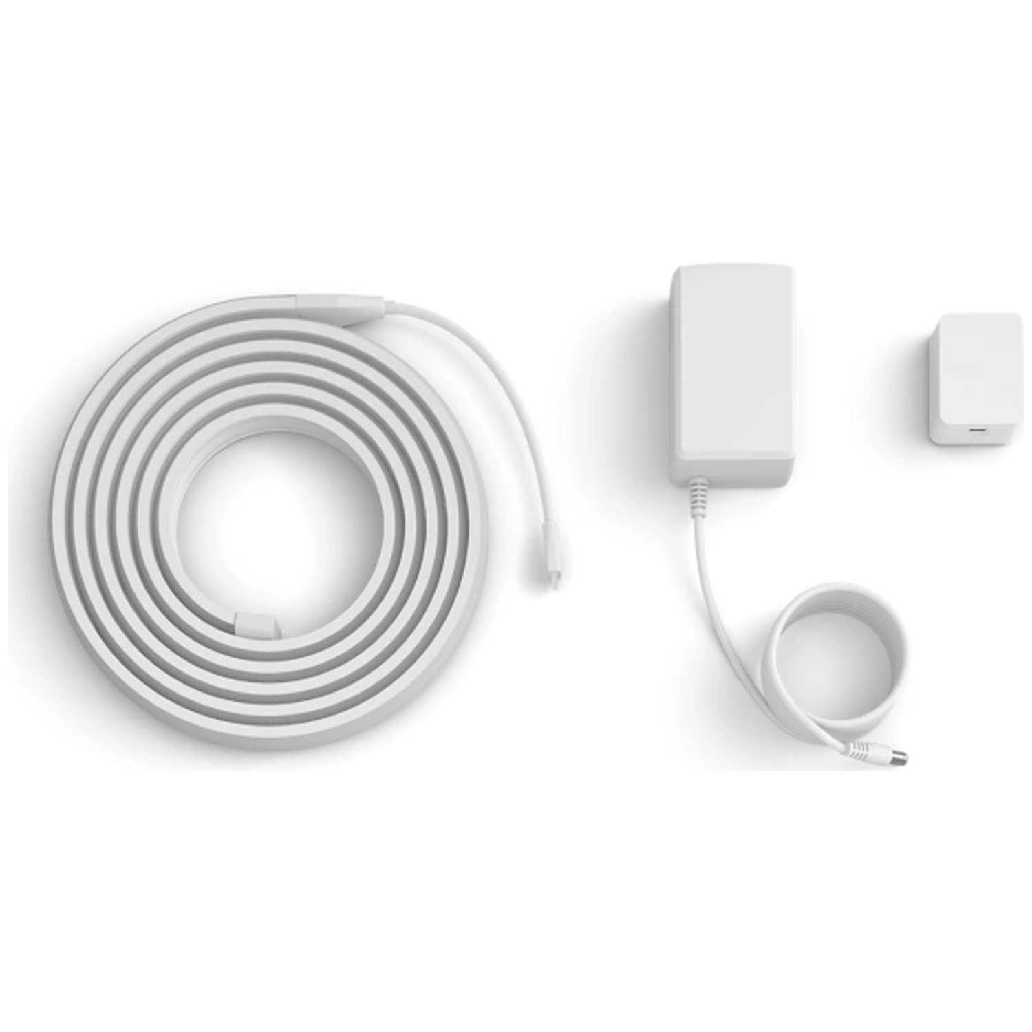 Een witte LED-strip opgerold, een voedingsadapter en een klein vierkant apparaat op een witte achtergrond. Alles is wit.
