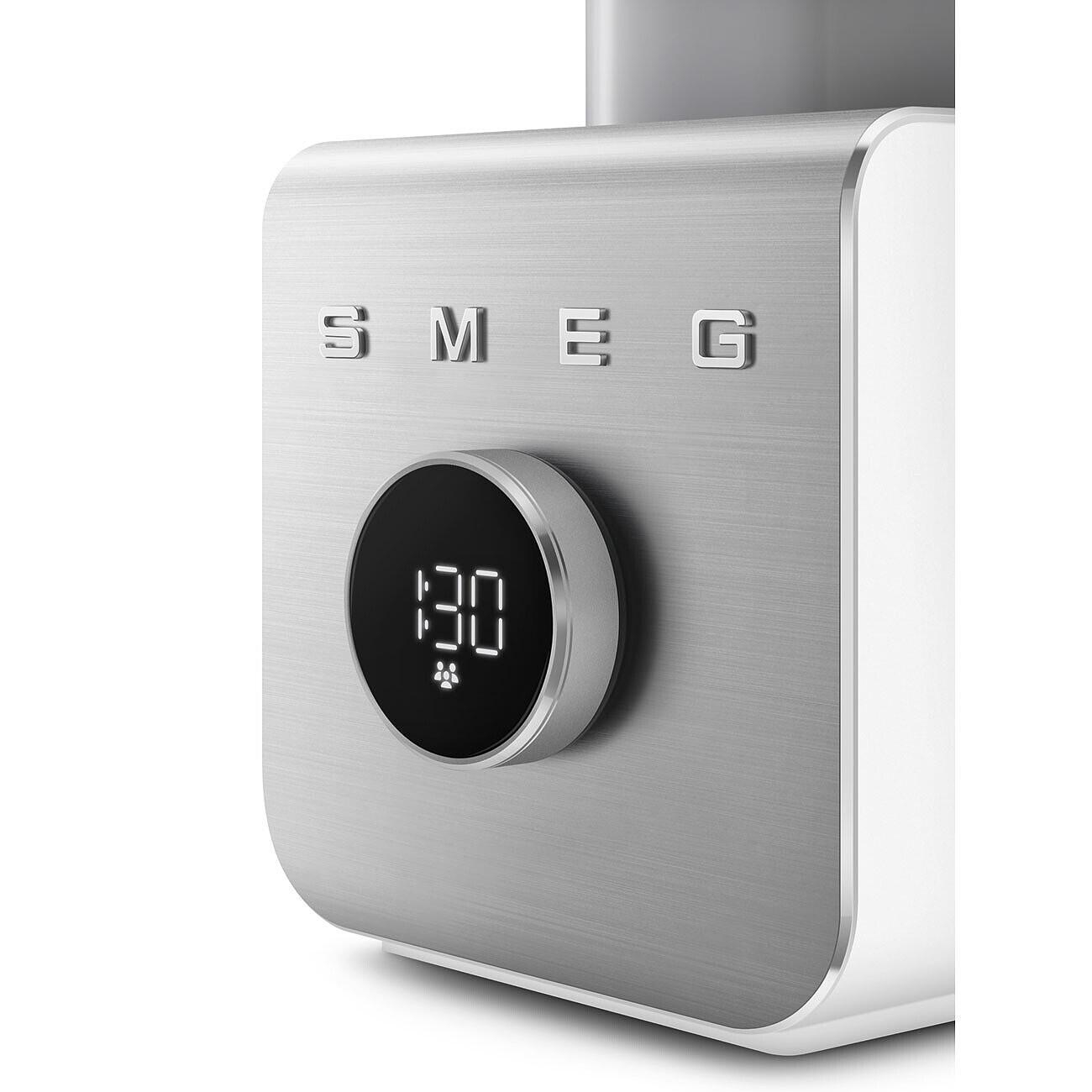 Nahaufnahme eines Edelstahl-SMEG-Geräts mit Digitalanzeige '1:30' und Bedienknopf.