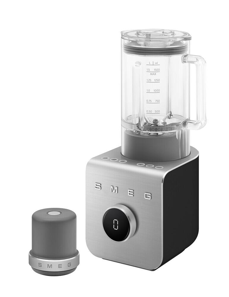 Ein silberner und schwarzer SMEG-Mixer mit einem transparenten Behälter. Ein abgetrennter grauer Sockel befindet sich links.