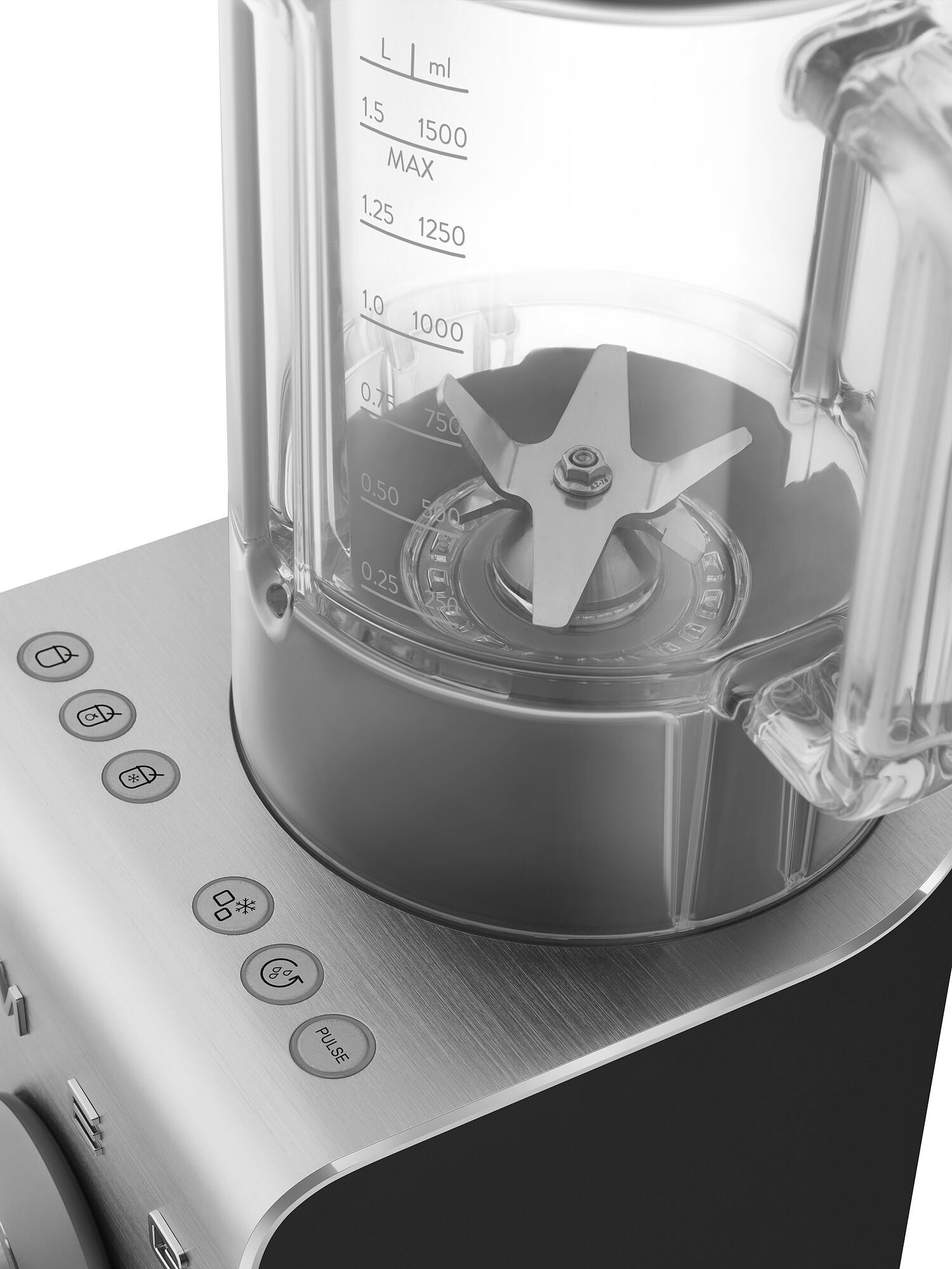 Ein Mixer mit transparentem Behälter, Klinge und Bedienelementen auf einer gebürsteten Metallbasis. Markierungen zeigen Flüssigkeitsstände an.