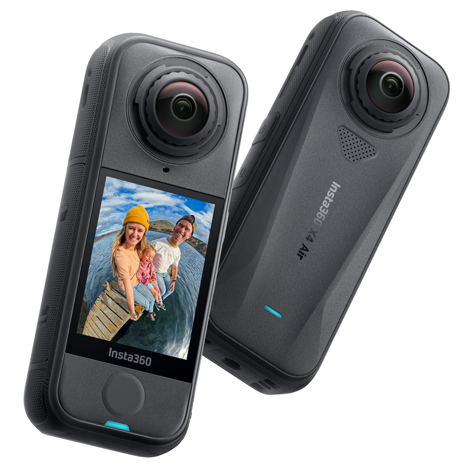 Deux caméras noires Insta360 X4 Air. L'une affiche une photo de famille sur son écran. L'autre porte l'inscription 'Insta360 X4 Air'.