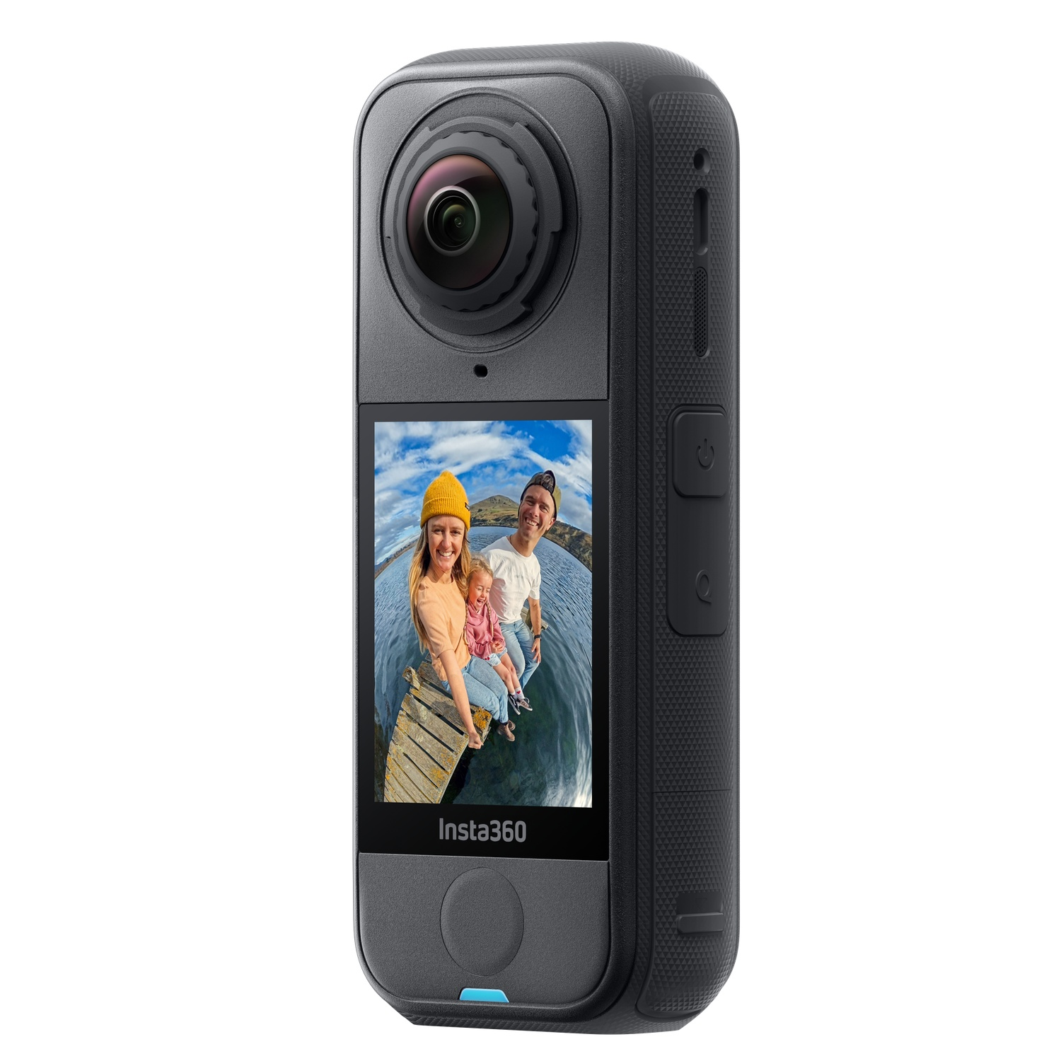 Caméra Insta360 noire affichant une photo de famille. La caméra a un objectif, un écran et des boutons. Famille sur un quai.