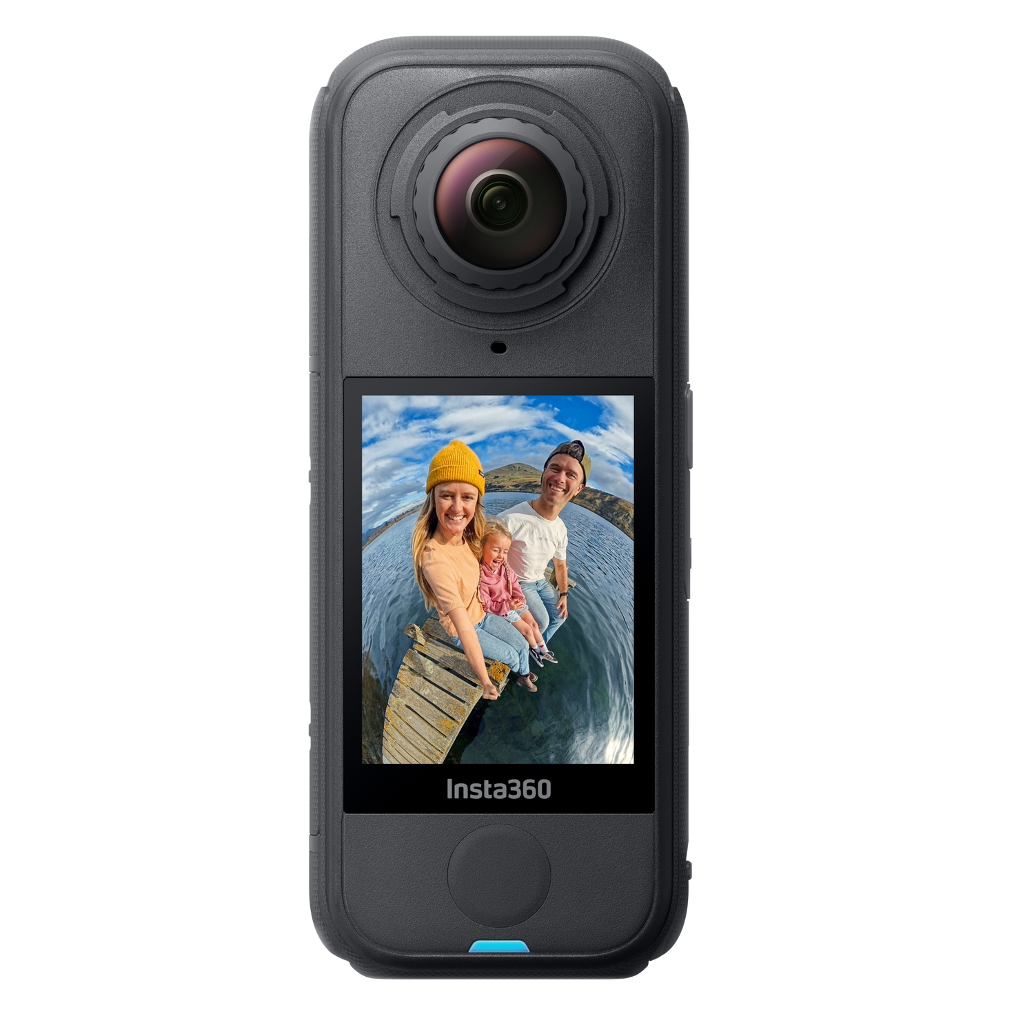 Caméra Insta360 noire affichant un portrait de famille. Une femme, un homme et un enfant sont assis sur un quai.