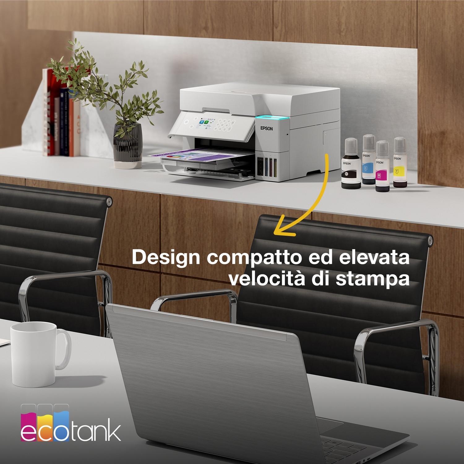 Una stampante Epson bianca con flaconi d'inchiostro, un laptop e una tazza sono su una scrivania. Il testo dice design compatto e alta velocità di stampa.