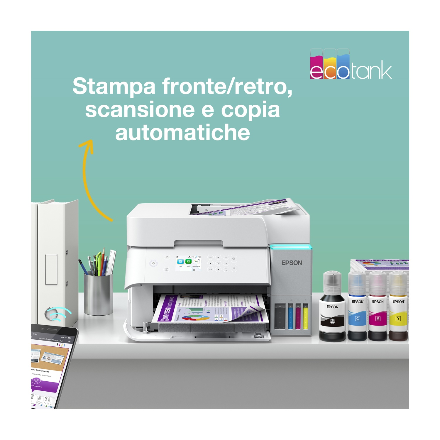 Una stampante Epson con carta all'interno. Diverse bottiglie d'inchiostro sono accanto. Un telefono mostra l'app Epson Smart Panel.