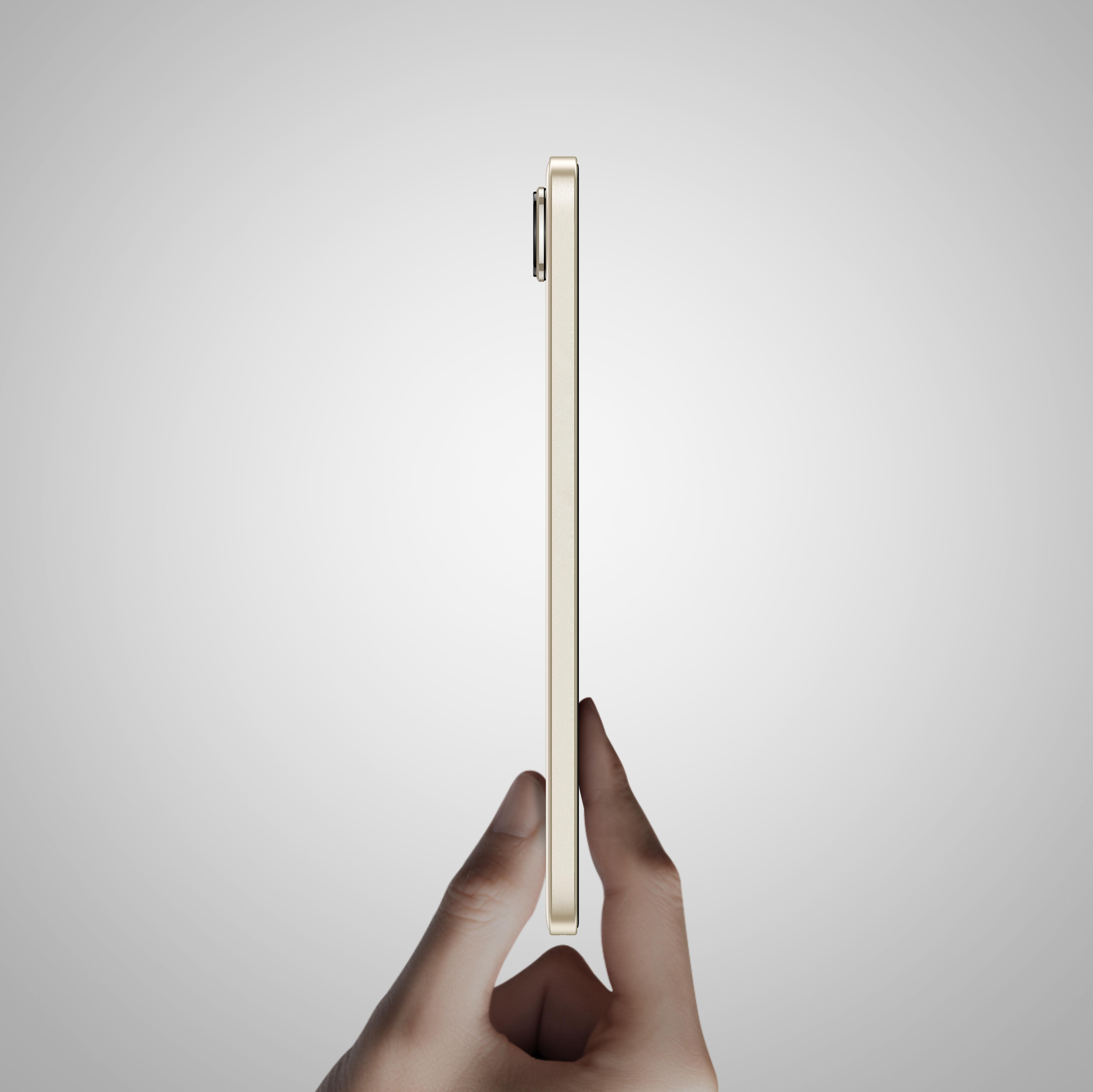 Eine Hand, die ein goldenes Smartphone hält, Seitenansicht. Der Hintergrund ist ein Grauton.