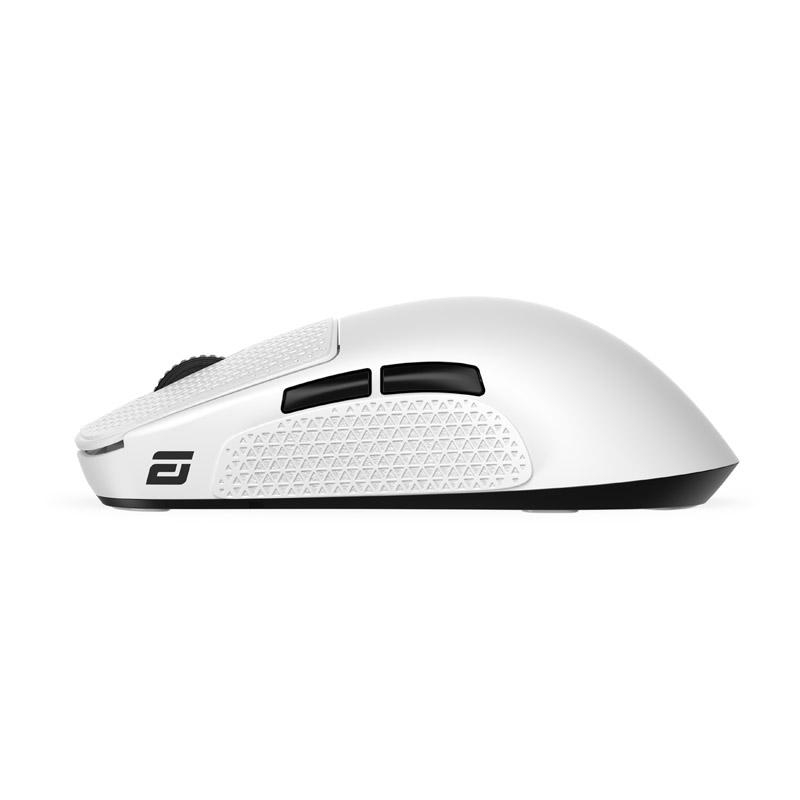 Eine weiße Gaming-Maus mit schwarzen Akzenten. Sie hat einen strukturierten Griff, zwei Seitentasten und ein Scrollrad. Der Hintergrund ist weiß.