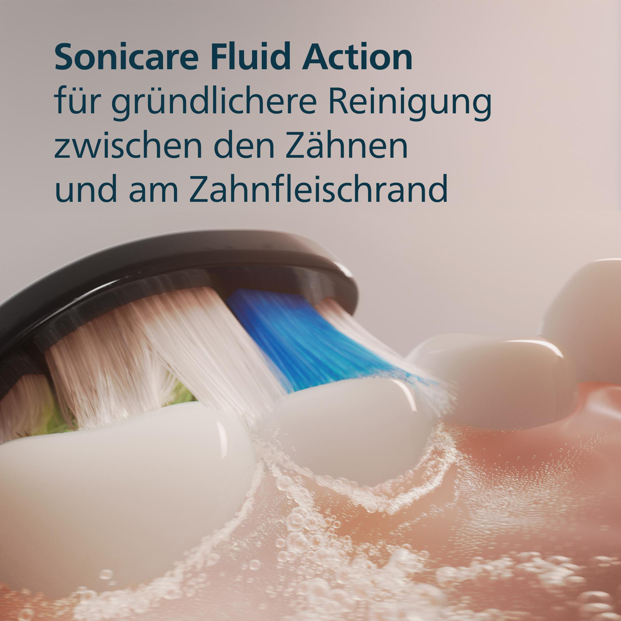 Nahaufnahme einer Zahnbürste mit weißen Borsten und blauem Bürstenkopf, die Zähne putzt. Blasen und Text im Hintergrund.