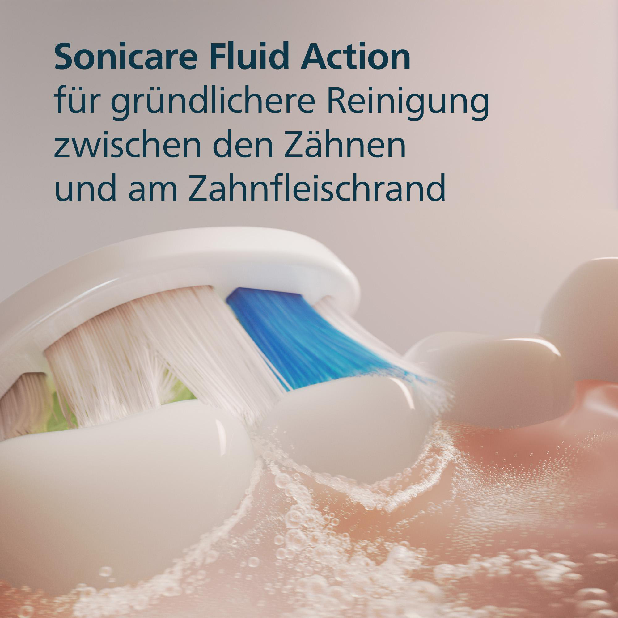Nahaufnahme einer Zahnbürste mit weißen und blauen Borsten, die Zähne putzt, Wasserblasen.