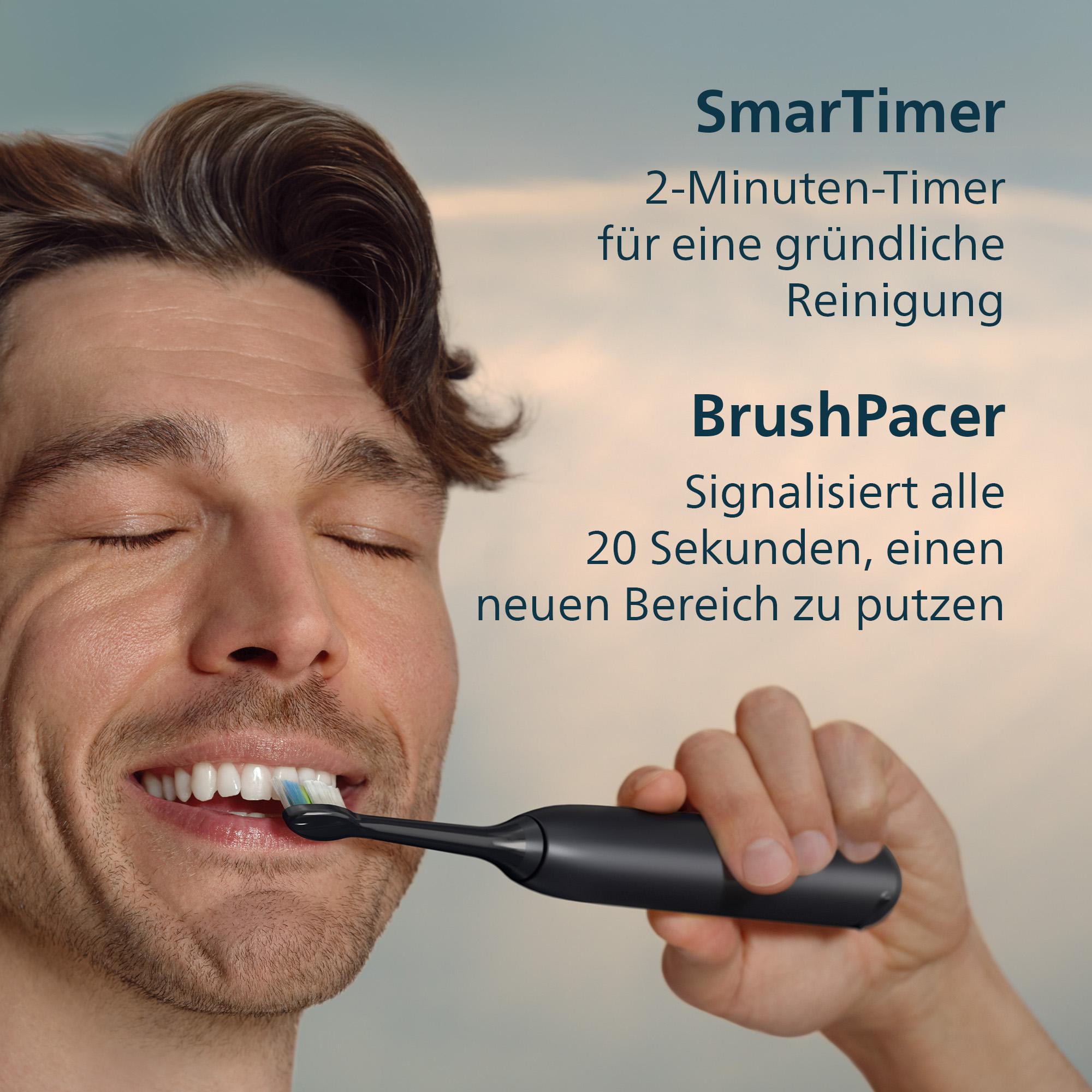 Mann putzt sich die Zähne mit einer schwarzen Zahnbürste. Text beschreibt SmarTimer und BrushPacer. Hintergrund ist hellblau verschwommen.