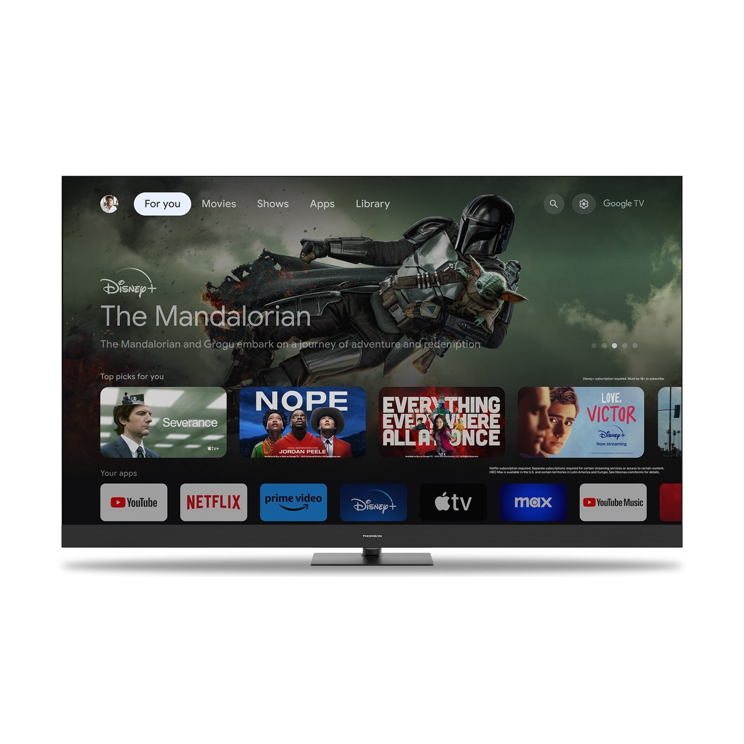 Lo schermo del televisore mostra 'The Mandalorian' su Disney+. Sono visibili programmi, app e loghi di servizi di streaming. Un televisore nero su un supporto.
