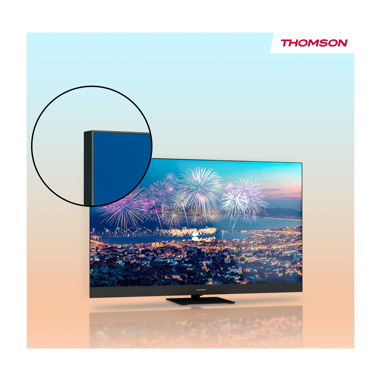 Un televisore Thomson mostra fuochi d'artificio su una città. Il televisore ha una cornice e un supporto neri. Lo sfondo sfuma dall'azzurro all'arancione.