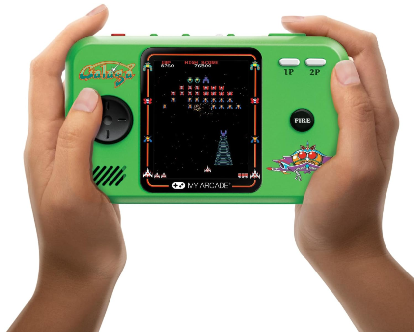 Hände halten eine grüne Retro-Handheld-Spielekonsole, die ein Weltraum-Shooter-Spiel anzeigt. Der Spielbildschirm befindet sich in der Mitte.