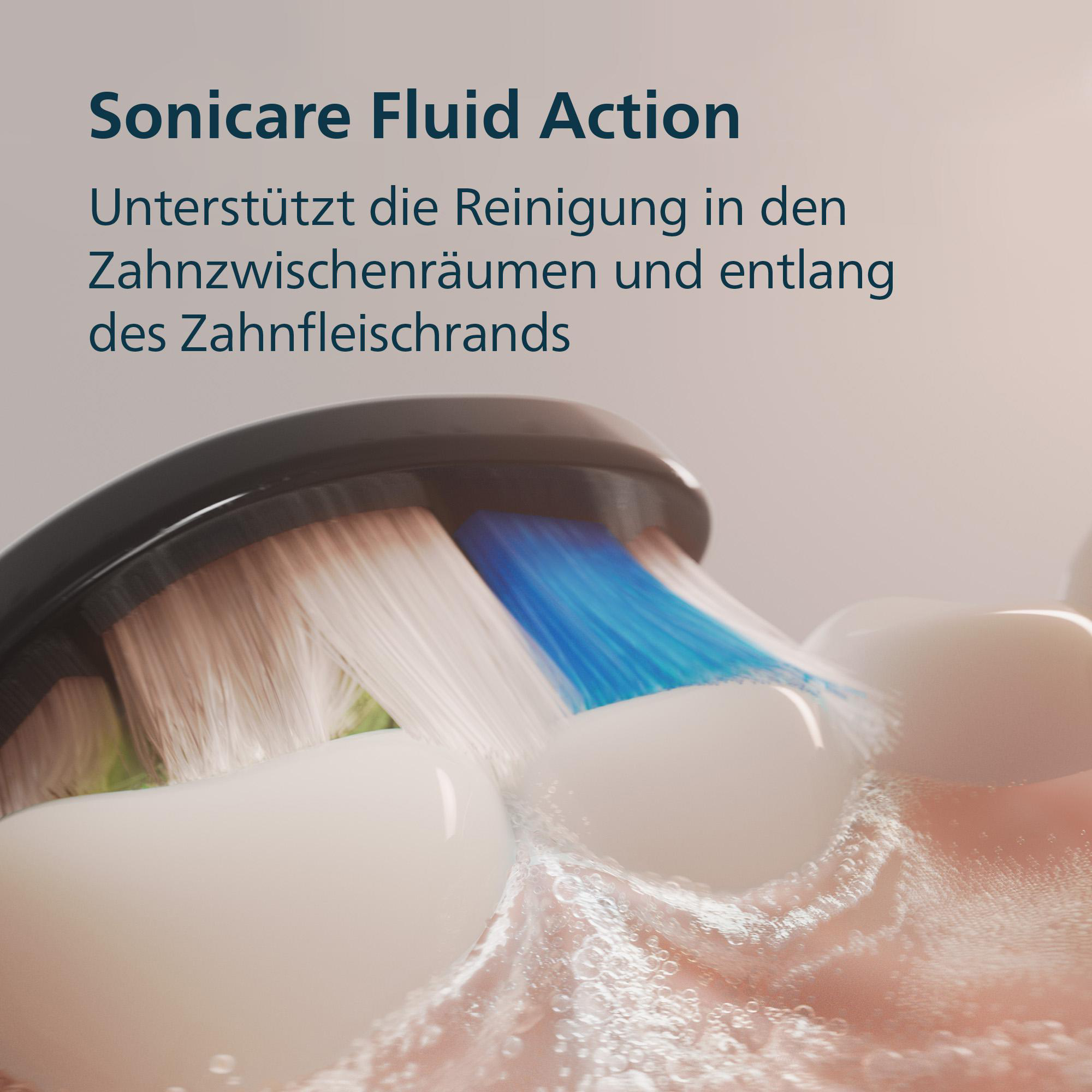 Nahaufnahme einer Zahnbürste, die Zähne putzt. Weiße Borsten, blaue Akzente, Wasserblasen. Text: Sonicare Fluid Action.