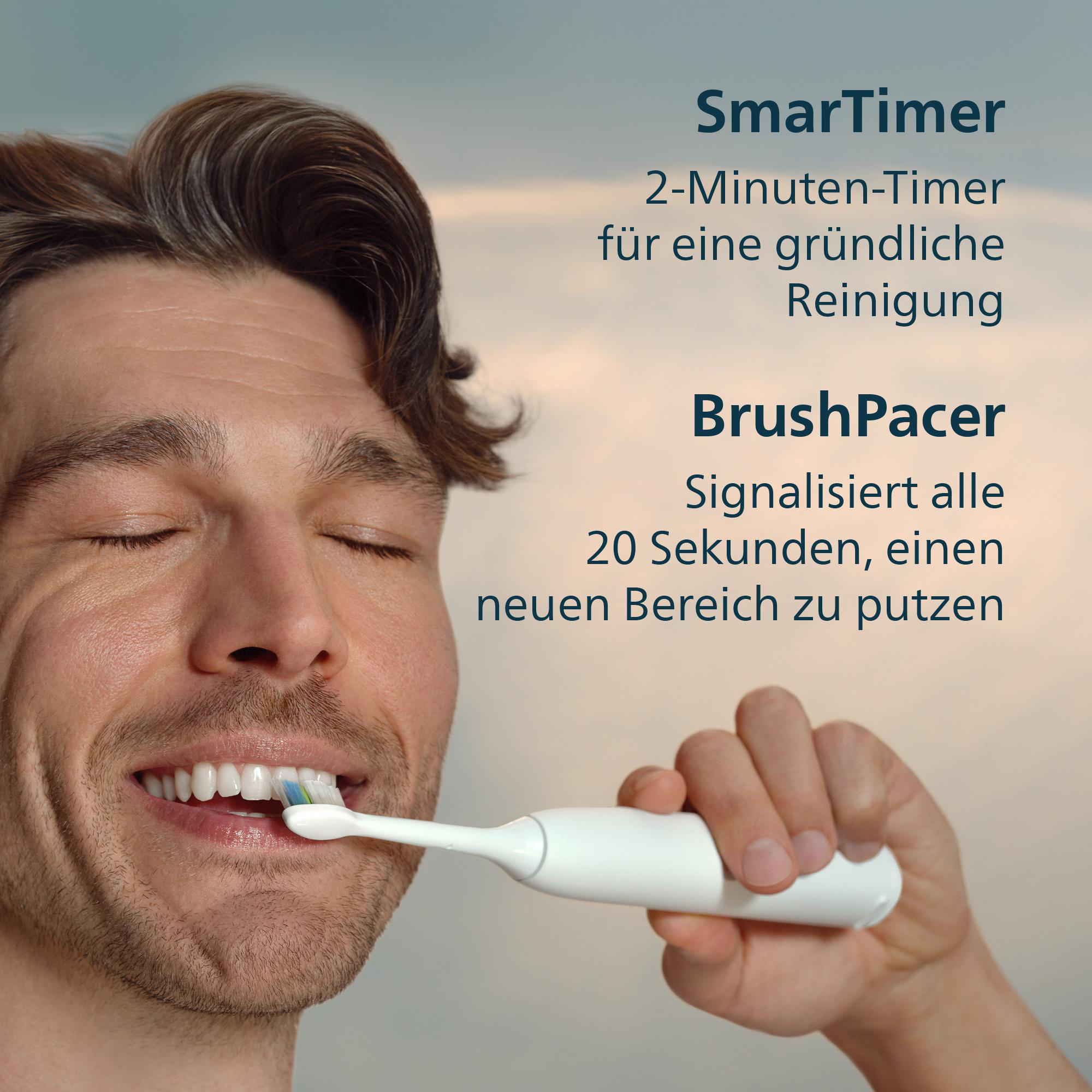 Mann putzt sich die Zähne mit einer weißen elektrischen Zahnbürste. Text: SmarTimer, BrushPacer.