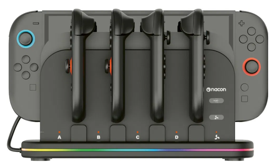 Eine schwarze Nacon-Ladestation mit vier Controllern, einer Switch-Dockingstation und einem farbenfrohen Lichtstreifen.
