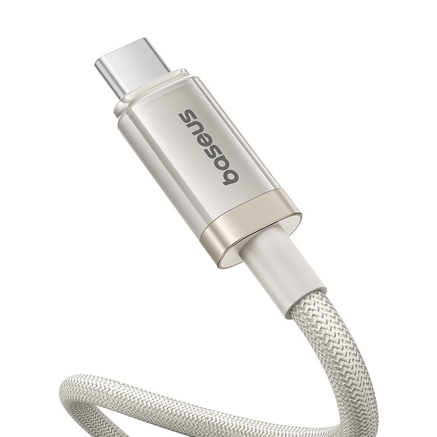 Un cable de carga USB-C blanco con un conector plateado. El cable tiene una textura trenzada y se ve la marca 'Baseus'.