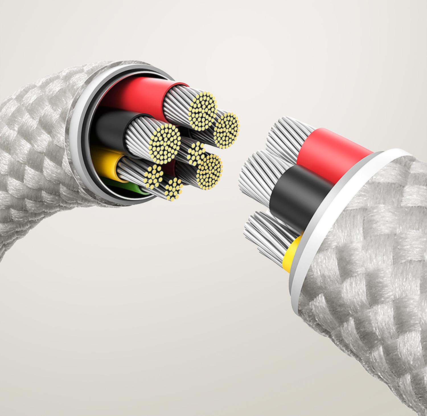 Dos extremos de cable, uno cortado para mostrar los cables internos: rojo, negro, amarillo y verde. Vaina plateada trenzada.