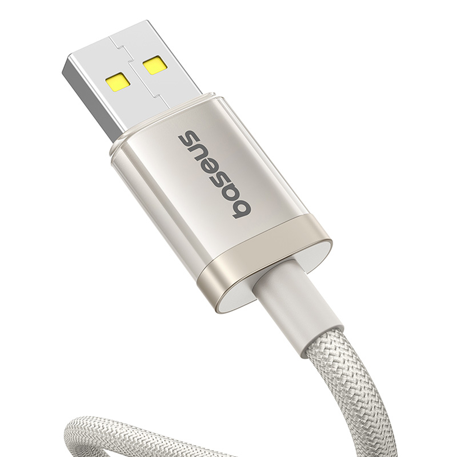 Primer plano de un cable USB. Tiene un conector plateado, un cuerpo blanco con la palabra 'Baseus' y un cable trenzado blanco.