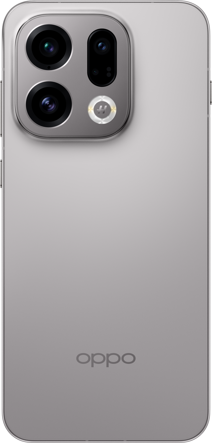Parte trasera de un teléfono Oppo plateado con tres cámaras, flash y logotipo. Las cámaras están en un rectángulo plateado redondeado.
