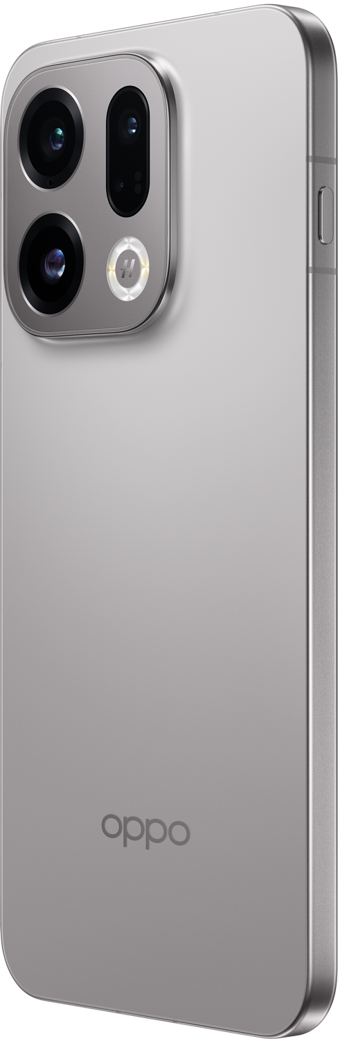 Teléfono Oppo plateado. Conjunto de triple cámara arriba a la izquierda. Logotipo Oppo abajo.