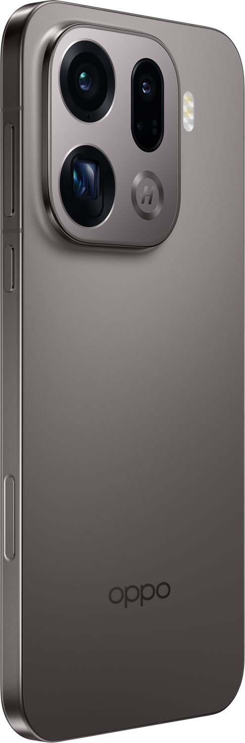 Un smartphone plateado-gris, con módulo de cámara de tres lentes y el logotipo de Oppo. El teléfono es elegante.