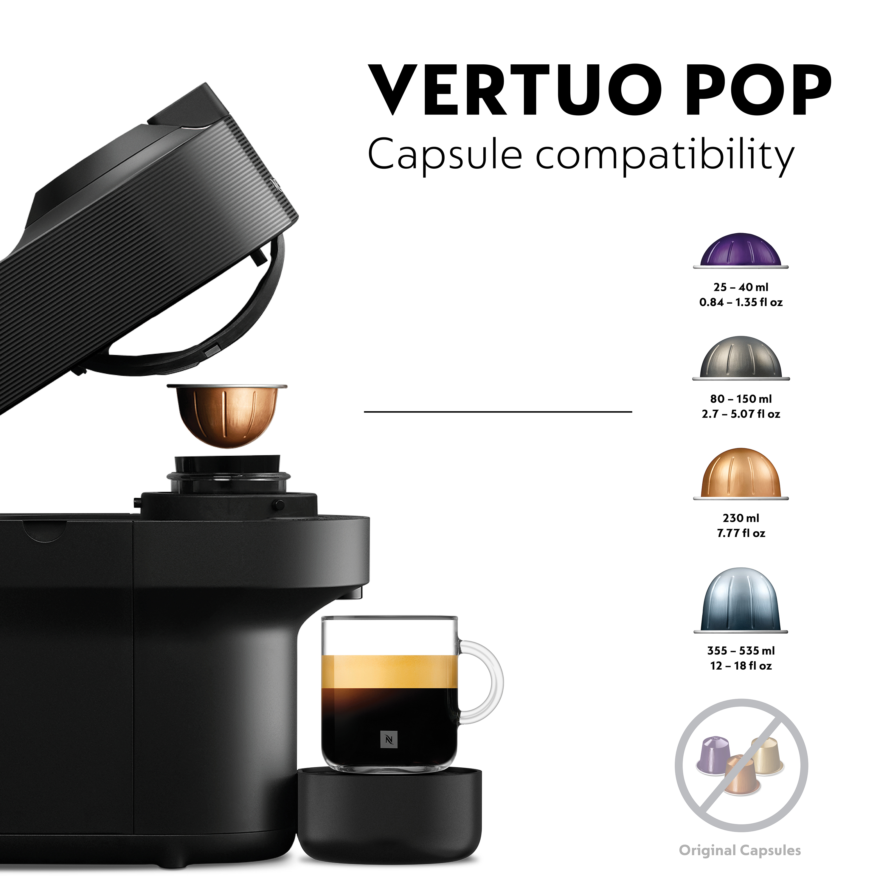 Una macchina da caffè nera con una capsula di caffè inserita. Sotto c'è una tazza di caffè. Info sulle dimensioni delle capsule.