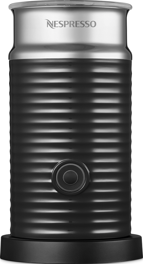 Un montalatte Nespresso nero. Ha una parte superiore argentata con il logo Nespresso e un corpo nero e scanalato con un pulsante.