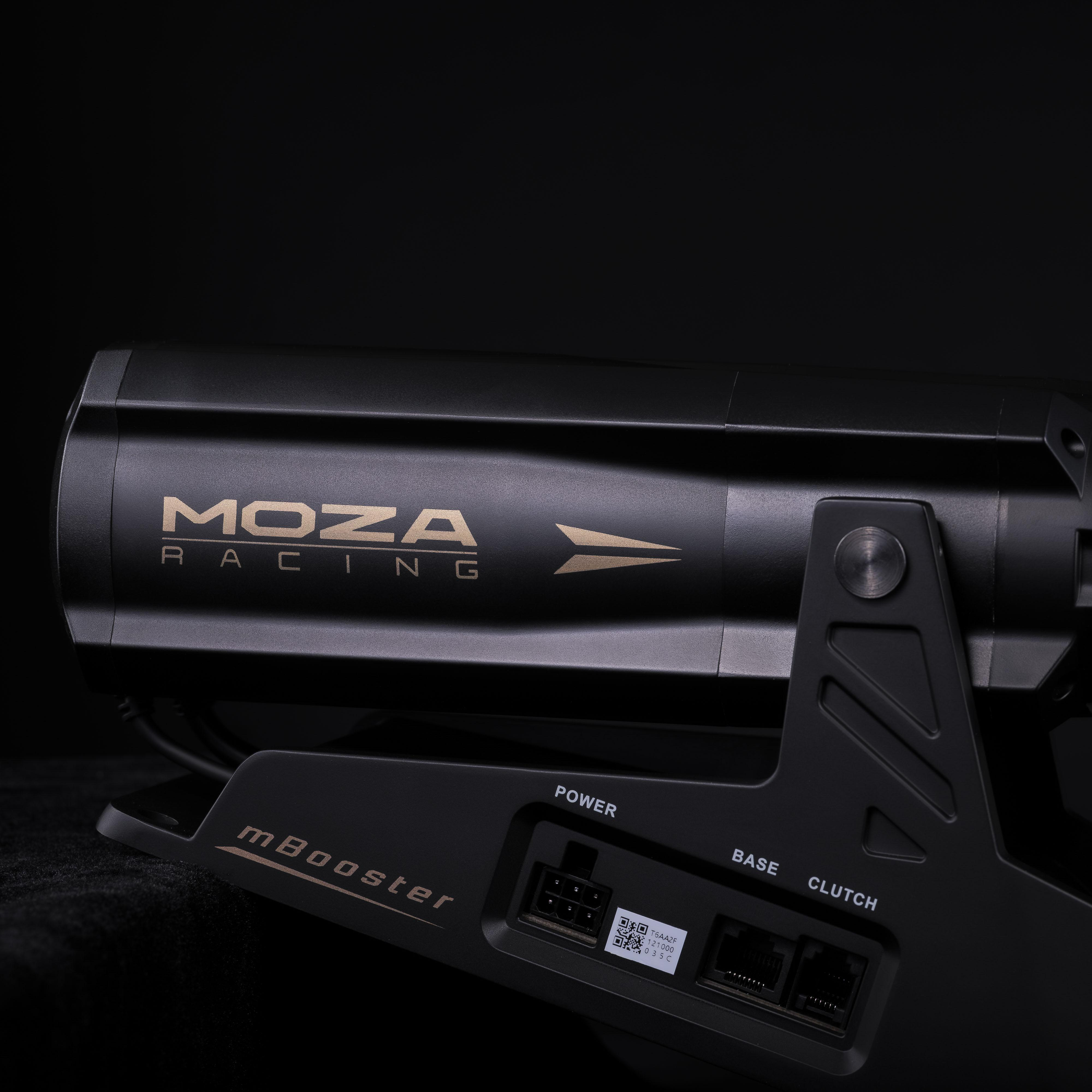 Schwarzes MOZA Racing mBooster mit goldfarbenem Schriftzug auf schwarzem Untergrund. Anschlüsse für Strom, Basis und Kupplung.