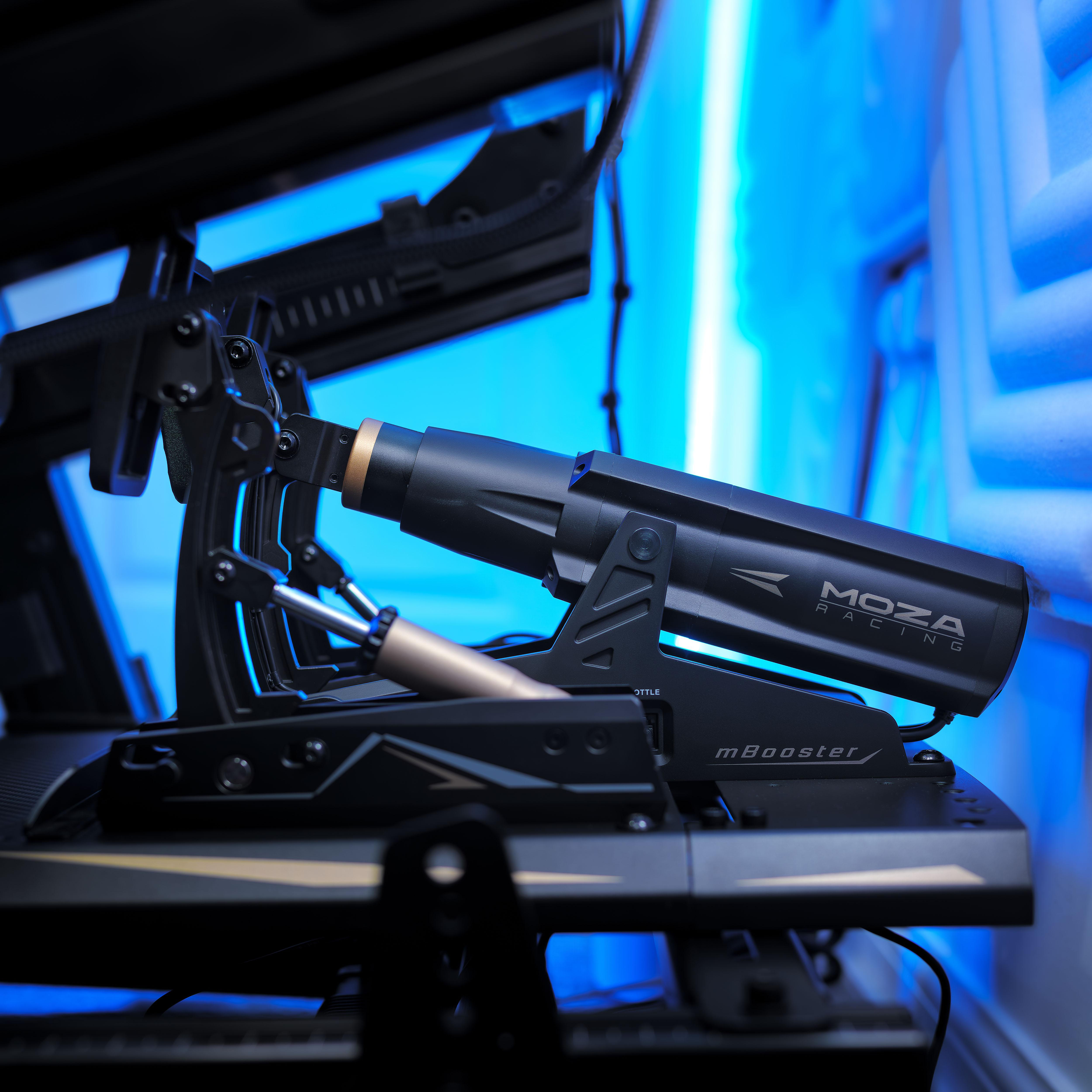 Ein schwarzes Rennsimulations-Pedalset mit MOZA Racing-Branding. Der Hintergrund ist ein verschwommenes Blau.