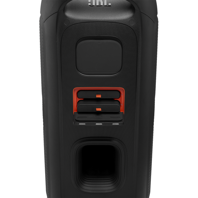 Altavoz negro con detalles en naranja. Cuenta con asa, aberturas rectangulares y cuadradas, y el logo de JBL en la parte superior.