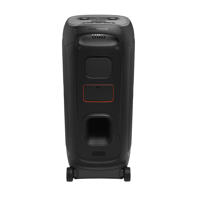 Un altavoz JBL PartyBox negro. Tiene botones en la parte superior, un asa y un puerto de graves. Se apoya sobre ruedas. La marca es visible.
