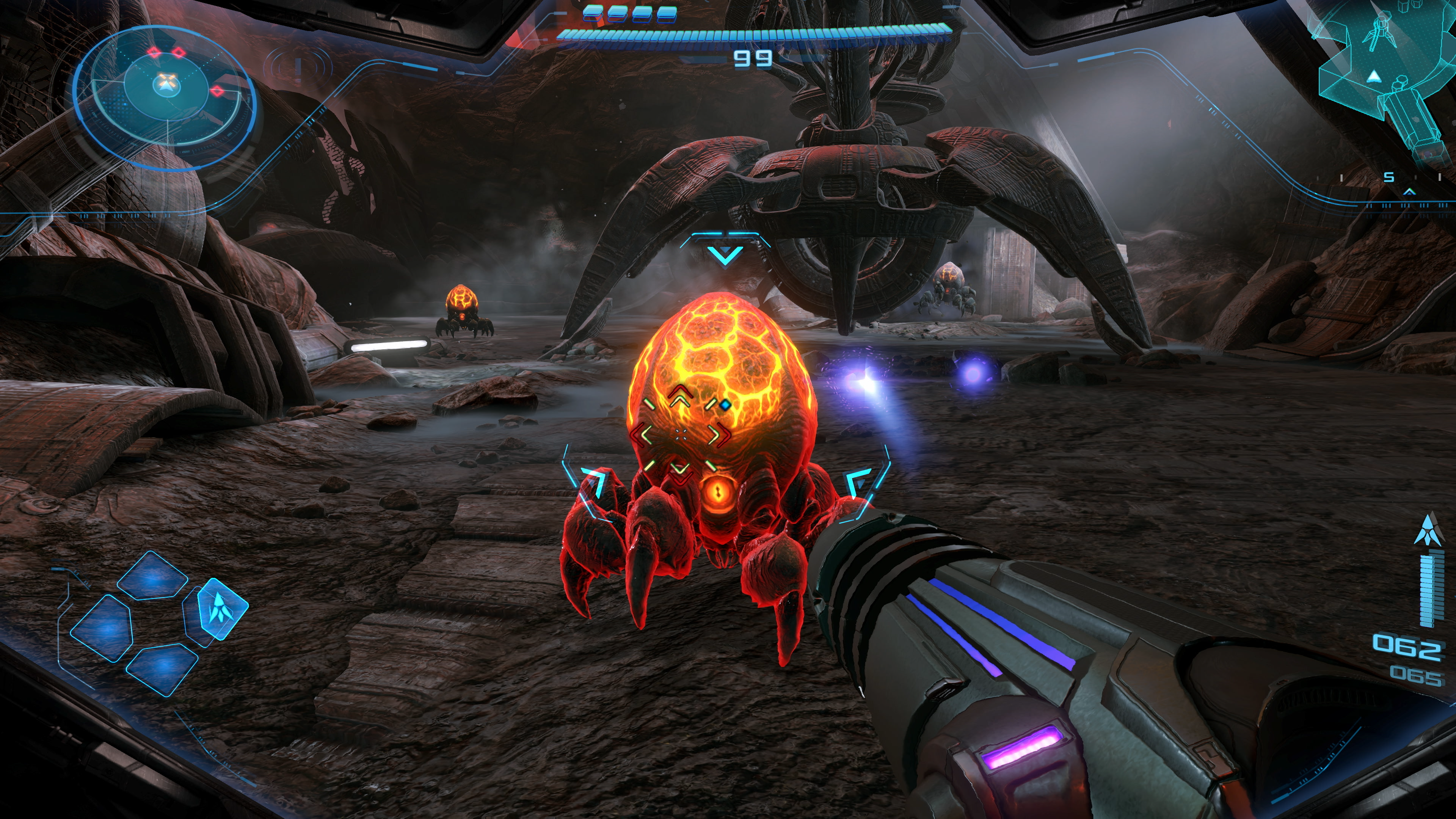 Vista en primera persona de una escena de juego con una criatura alienígena roja con cabeza de orbe brillante y un arma en primer plano.