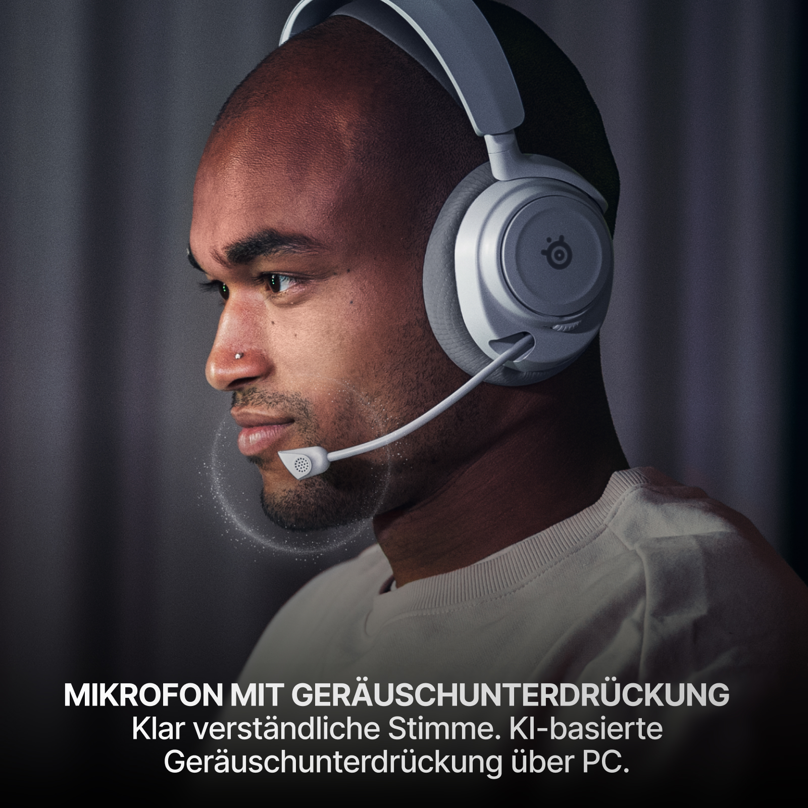 Eine Person mit weißem Headset und Mikrofon. Der Hintergrund ist dunkel. Text unten beschreibt Geräuschunterdrückung.