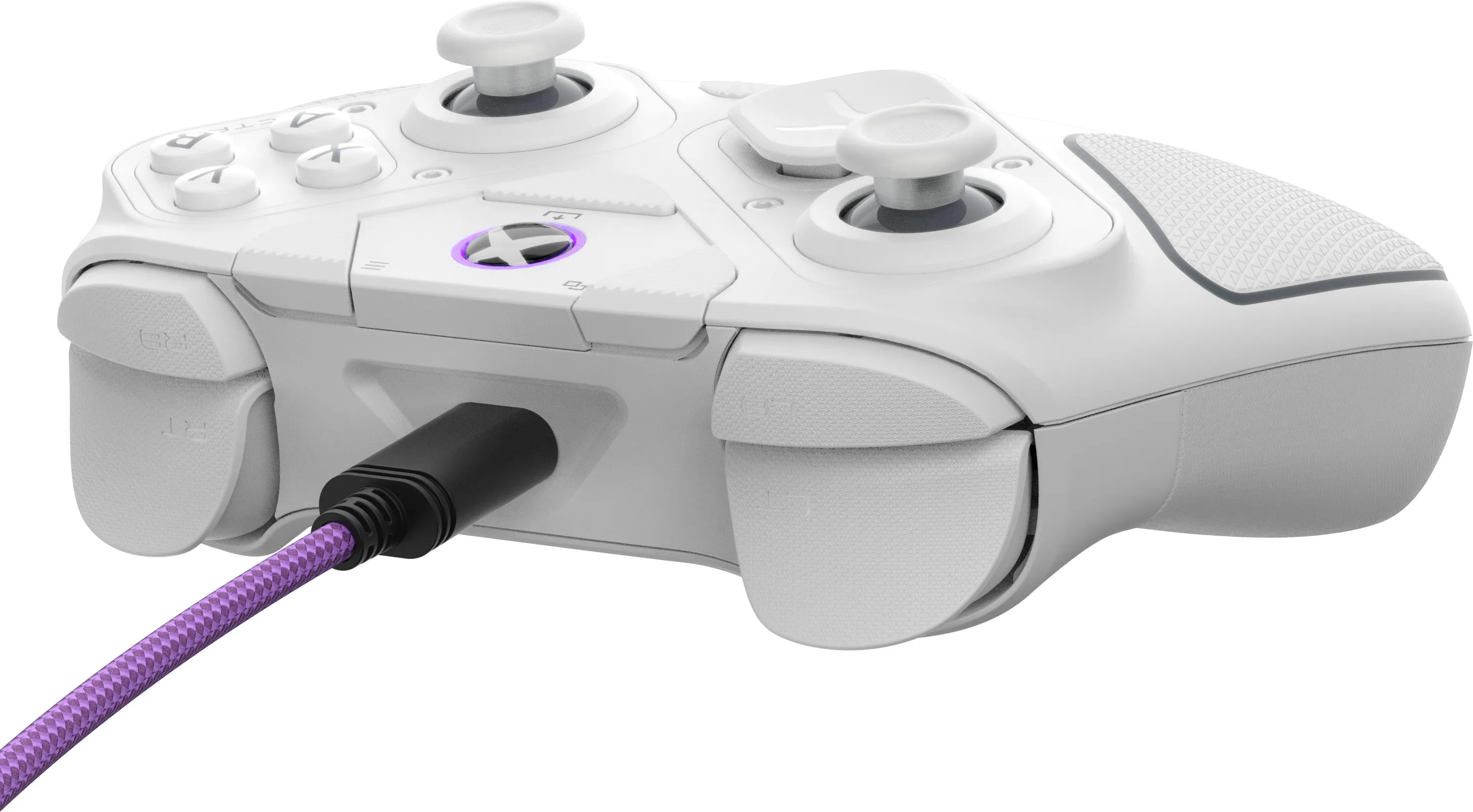 Ein weißer Gamecontroller mit einem schwarzen und lilafarbenen Kabel, Tasten, Joysticks und Triggern.