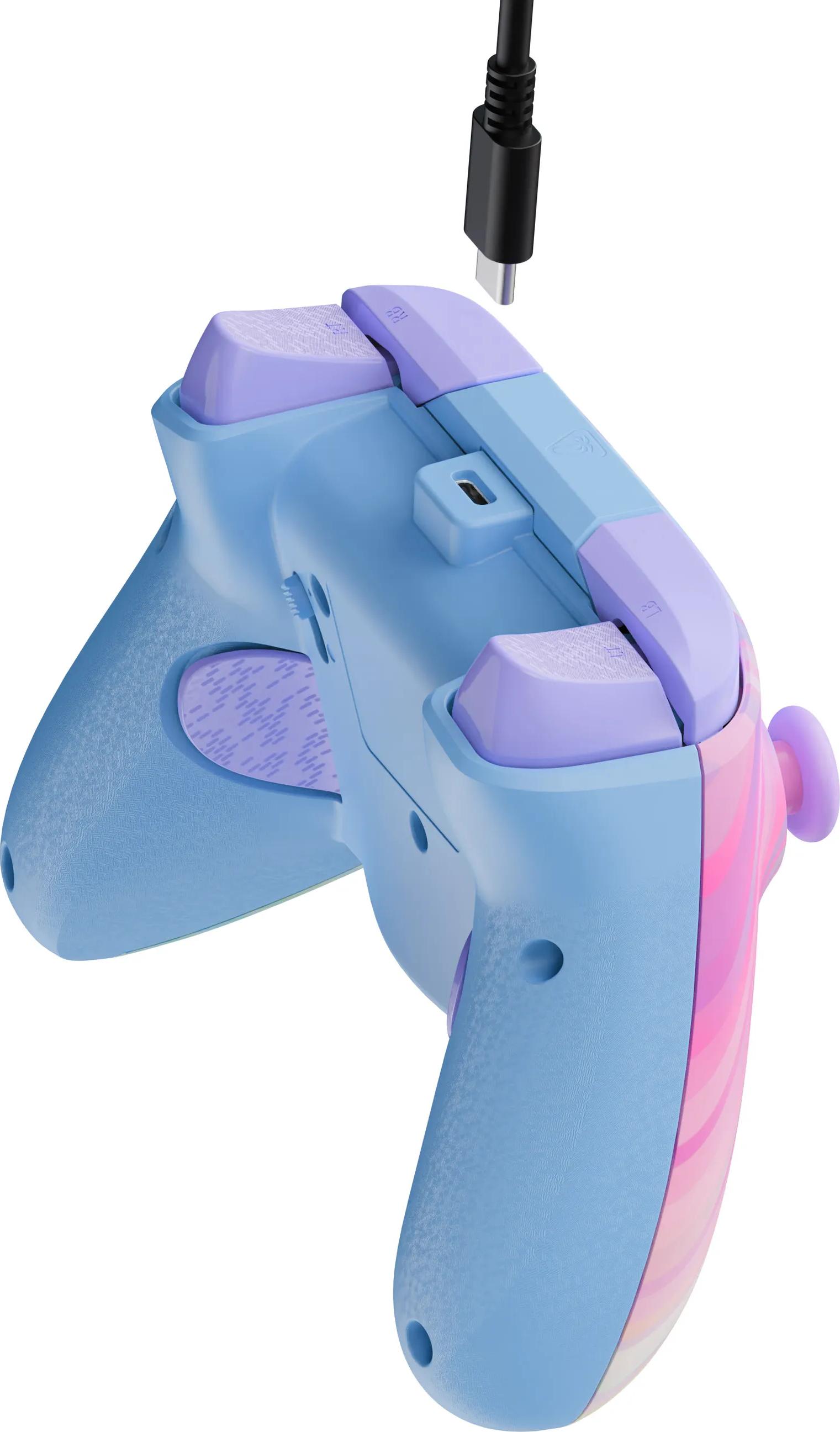 Ein blau-violetter Game-Controller mit einem schwarzen USB-C-Kabel. Der Controller hat rosa und violette Akzente.