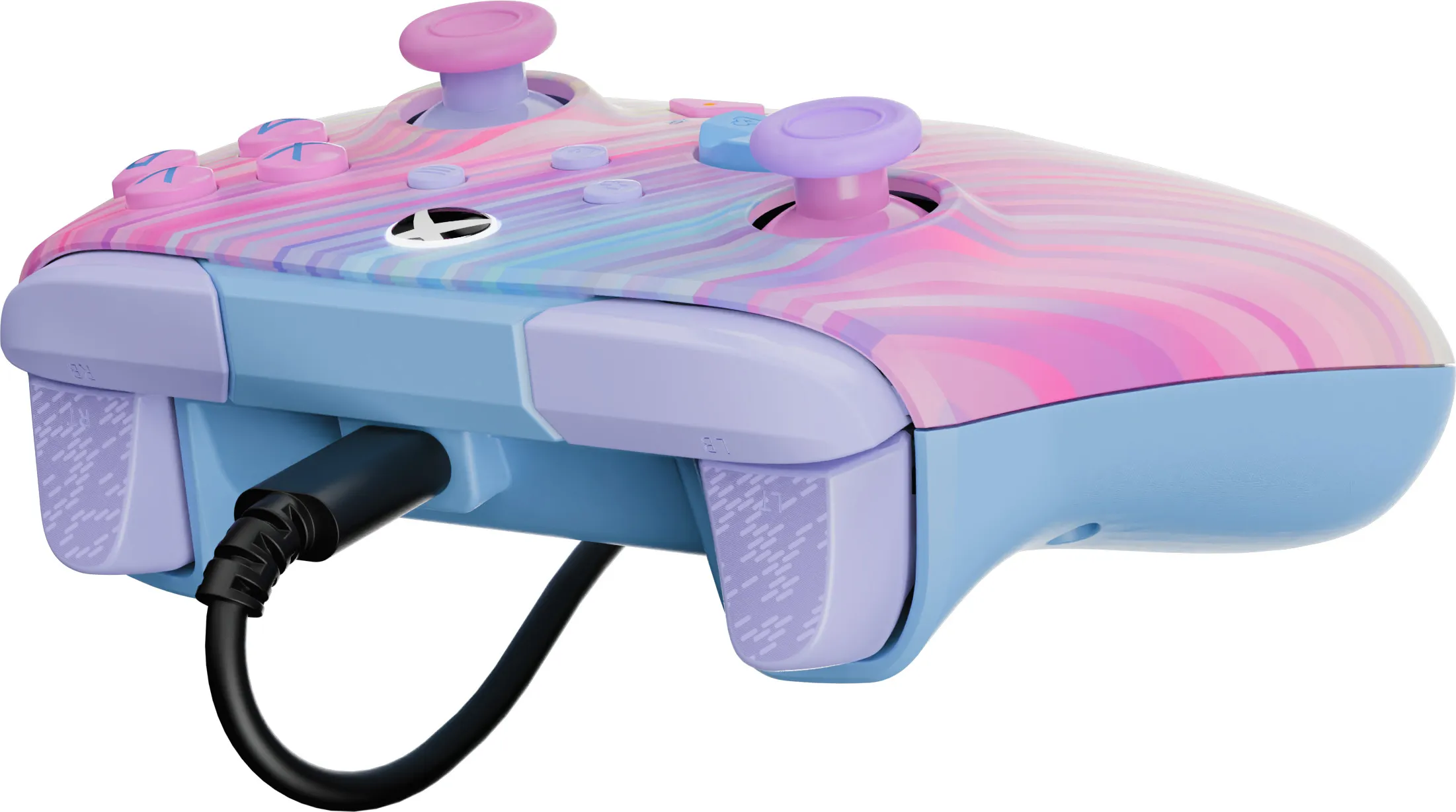 Xbox-Controller mit einem wirbelnden rosa, lila und blauen Design. Es hat rosa Knöpfe und einen hellblauen Sockel mit schwarzem Kabel.