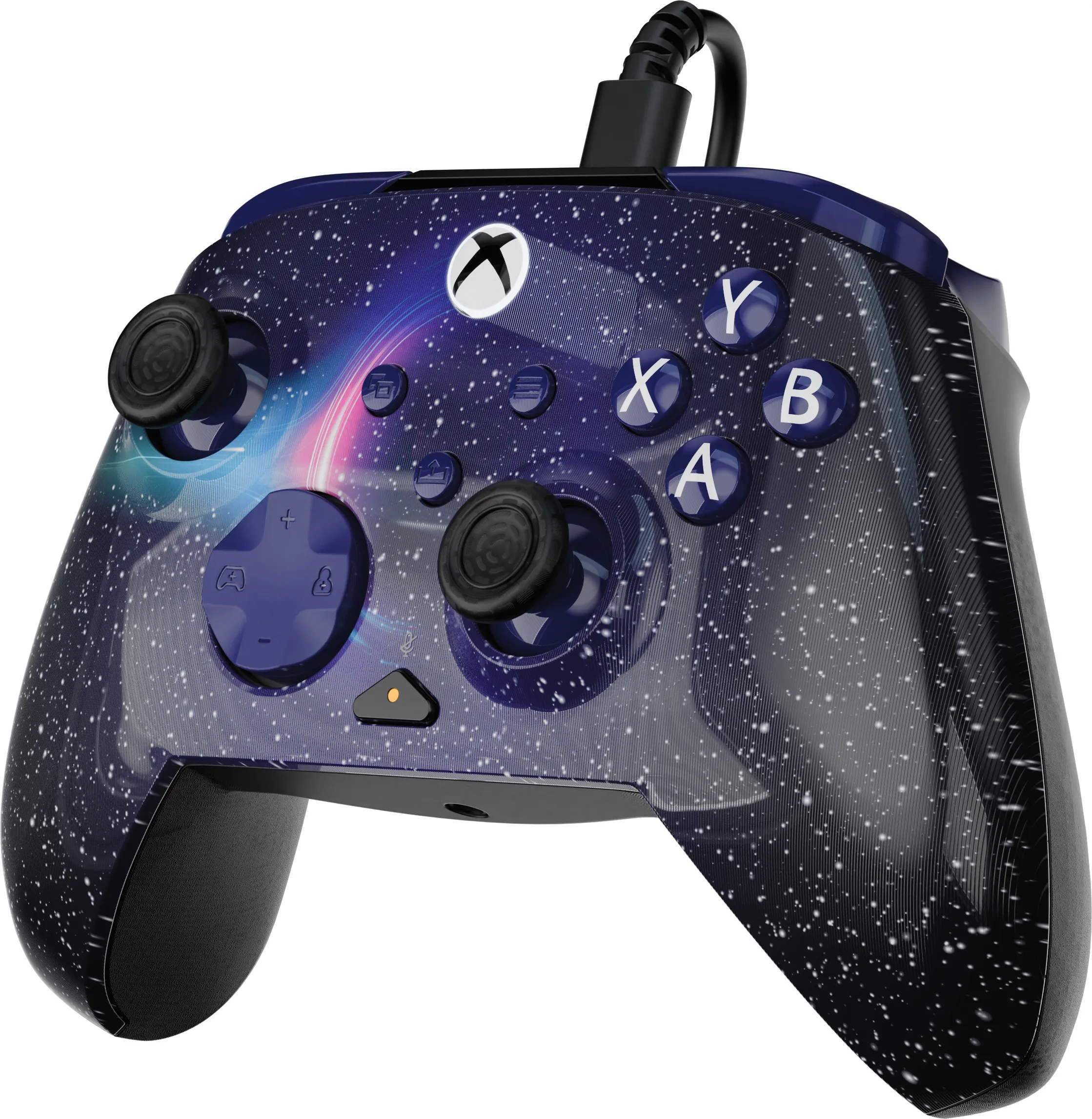 Xbox-Controller mit Galaxie-Design. Es hat Knöpfe, Joysticks und ein schwarzes Kabel. Weißer Hintergrund.