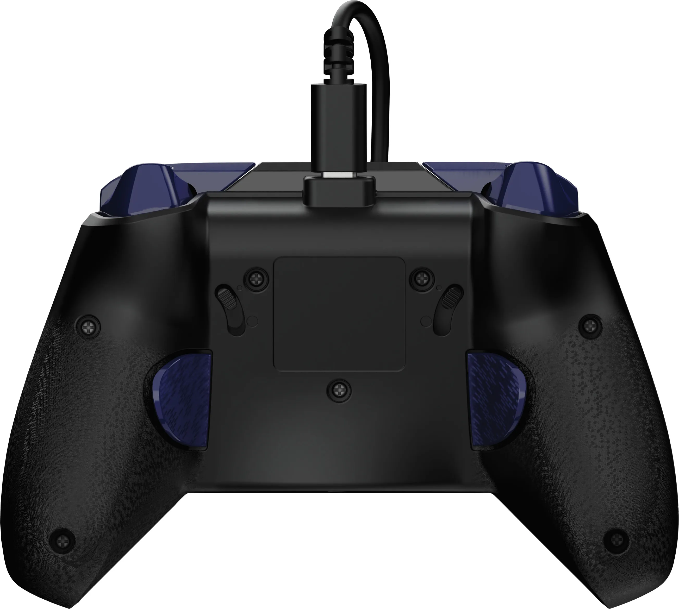 Schwarzer Gamecontroller mit blauen Akzenten und einem eingesteckten USB-Kabel. Der Controller ist vor weißem Hintergrund.