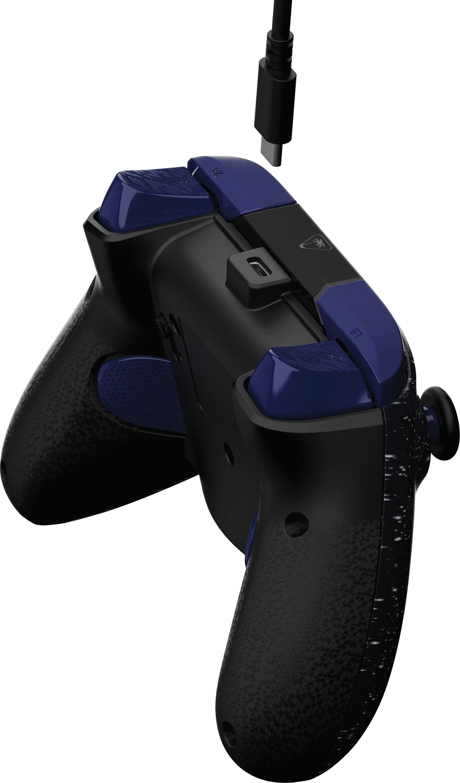 Schwarzes und blaues Gamepad mit angeschlossenem USB-C-Kabel. Der Controller hat strukturierte Griffe und blaue Tasten.