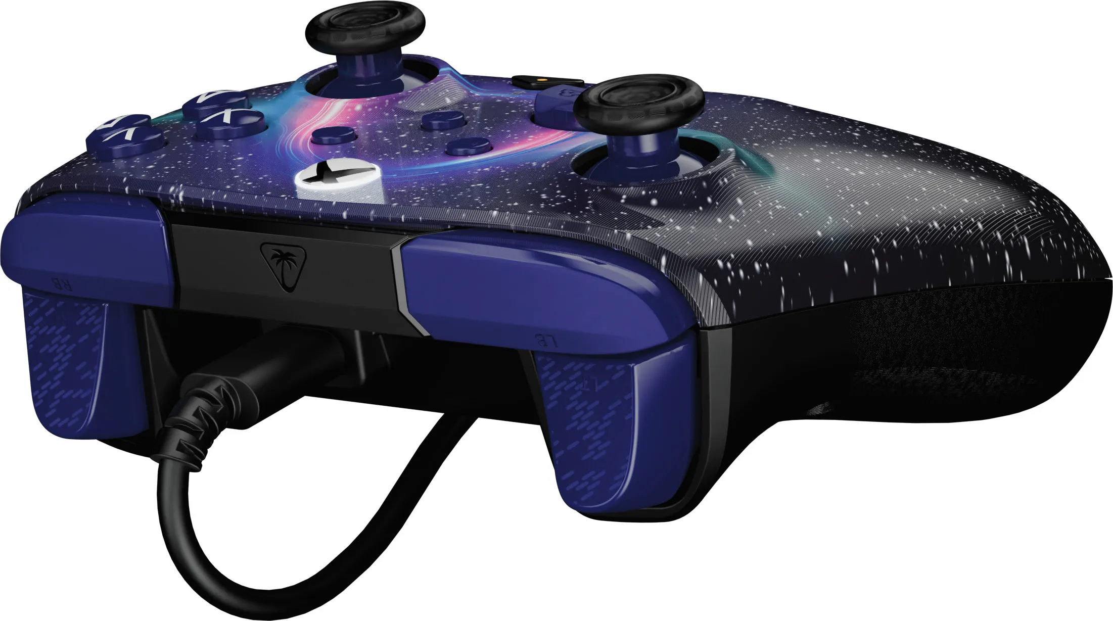 Ein Gaming-Controller mit Galaxiemotiv. Er hat schwarze Analogsticks und ein schwarzes Ladekabel. Die Farben sind Blau und Schwarz.