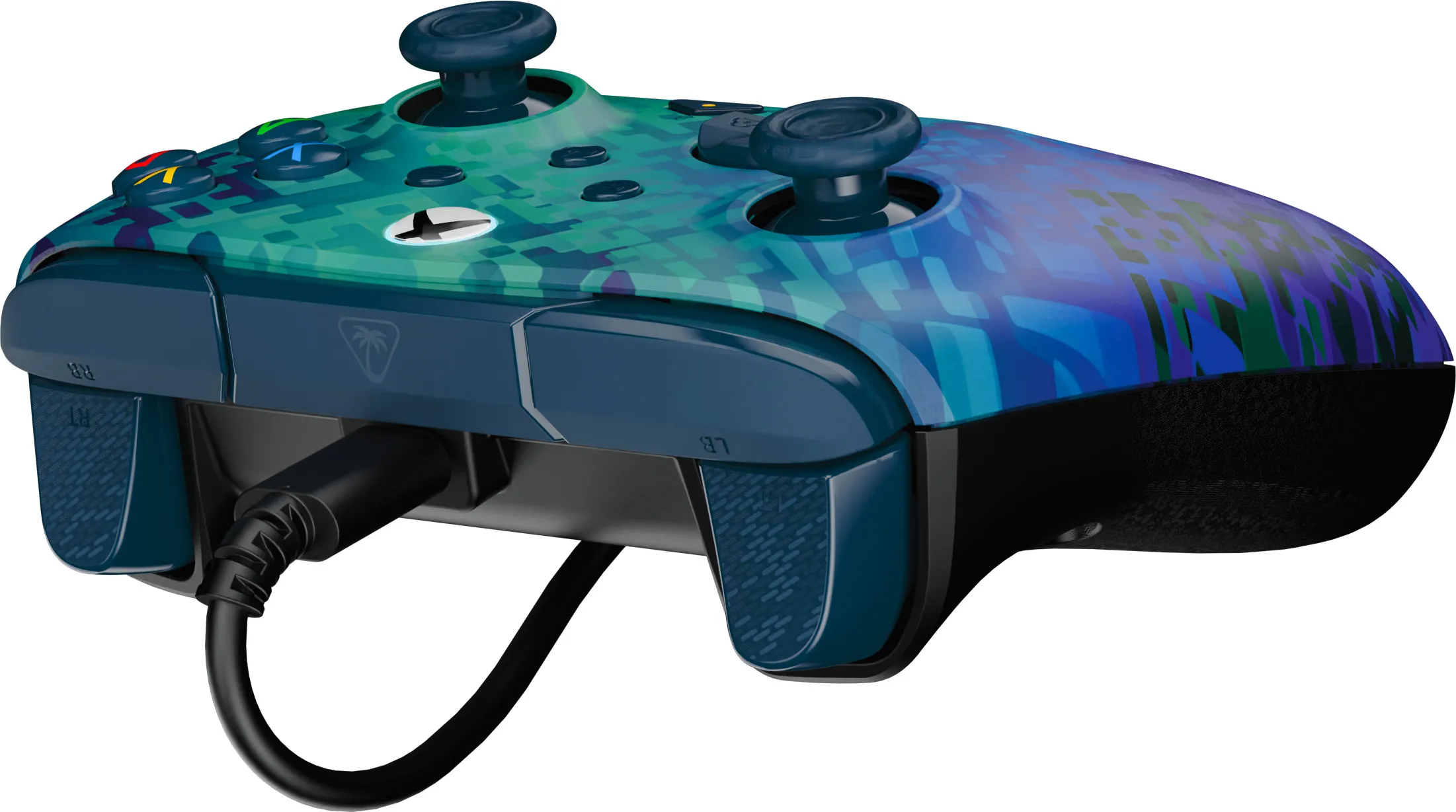 Xbox-Controller mit blau-grünem Tarnmuster, schwarzes Kabel angeschlossen. Zwei Joysticks, Tasten und Trigger sind sichtbar.