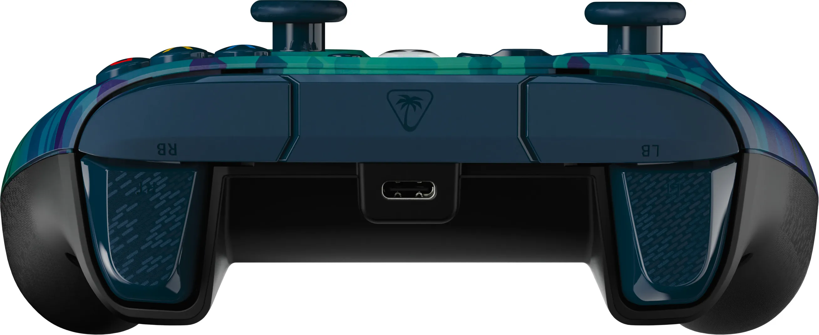 Nahaufnahme eines blau-grün gemusterten Gamecontrollers. Er hat Knöpfe, Auslöser und einen USB-Anschluss. Der Hintergrund ist weiß.