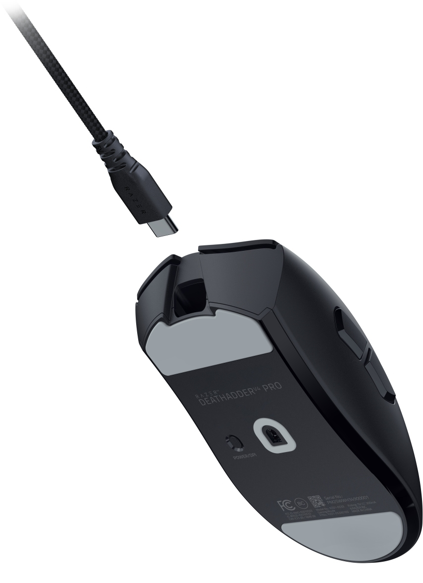 Schwarze Razer DeathAdder V3 Pro Maus mit angeschlossenem USB-C-Kabel. Das Kabel befindet sich über der Maus und ist bereit zum Einstecken.