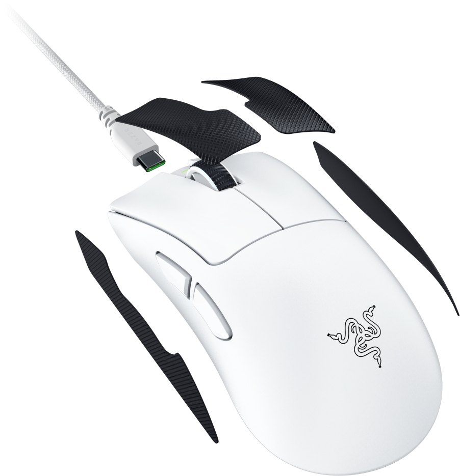 Weiße Razer-Gaming-Maus mit abgelösten schwarzen Griffpads. Verfügt über ein Kabel und das Razer-Logo. Isoliert auf weißem Hintergrund.