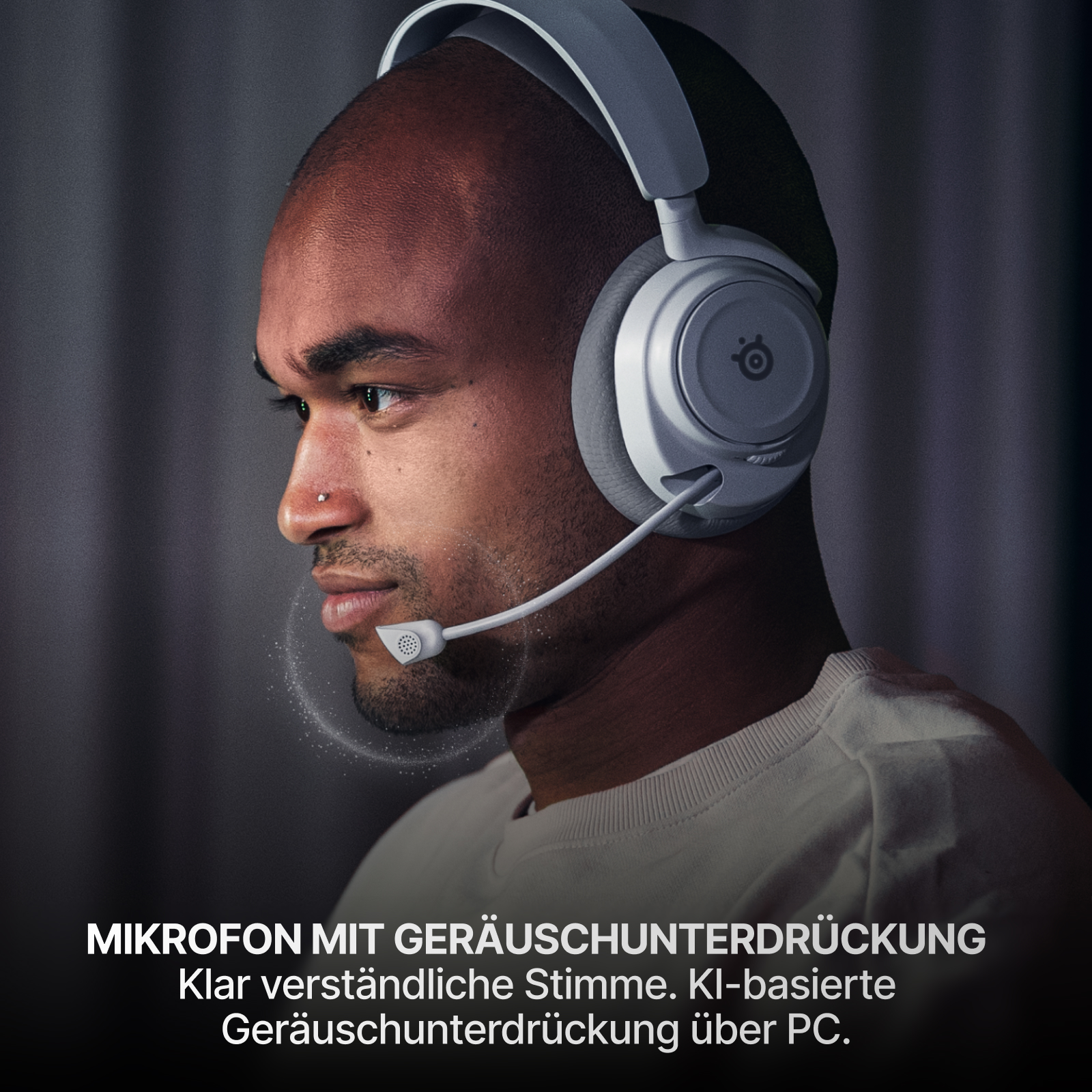 Ein Mann mit weißem Headset und Mikrofon. Der Hintergrund ist dunkel. Text unten: Mikrofon mit Geräuschunterdrückung.