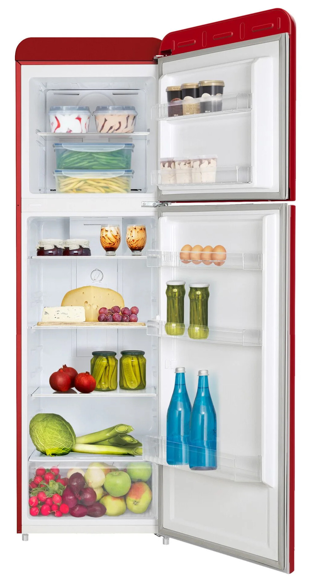 Otwarta czerwona lodówka wypełniona jedzeniem: słoiki, produkty, jajka, butelki i pojemniki. Drzwi są uchylone.