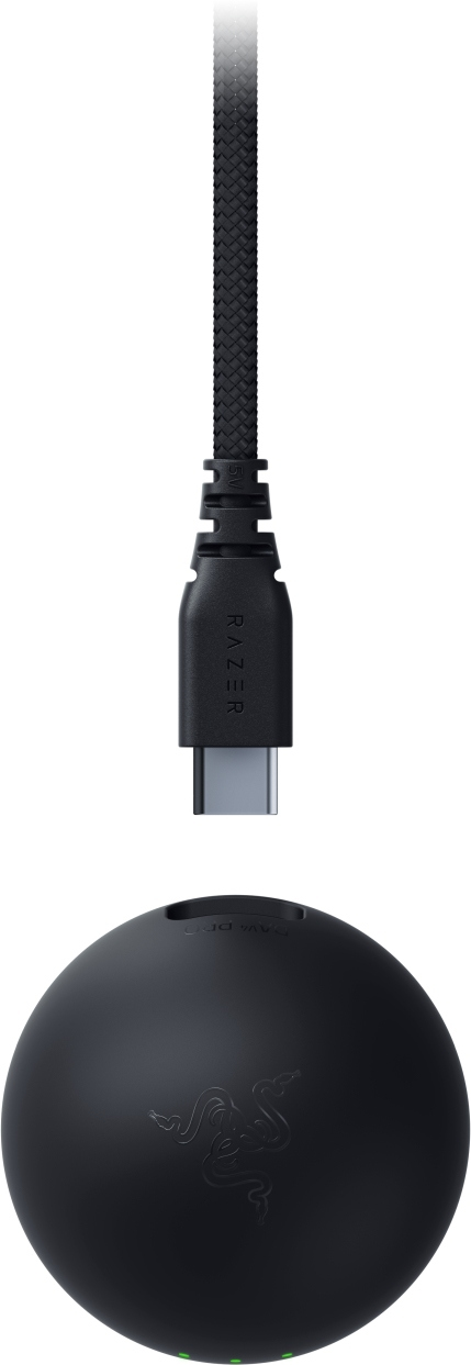 Schwarze Razer-Ladestation und USB-C-Kabel. Die Basis ist rund mit Razer-Logo und Lichtern. Das Kabel ist geflochten.