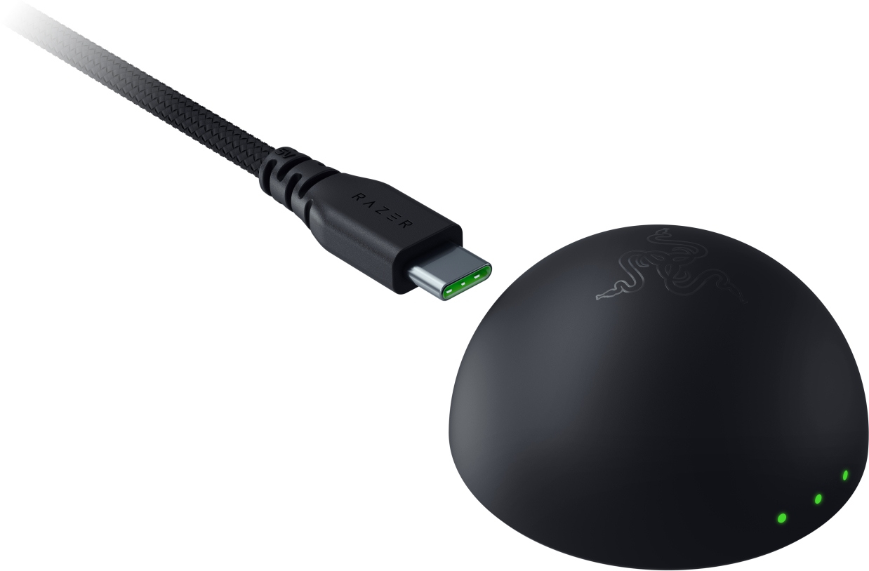 Schwarze Razer-Ladestation mit USB-C-Kabel. Grüne Lichter an der Basis. Razer-Logo sichtbar.